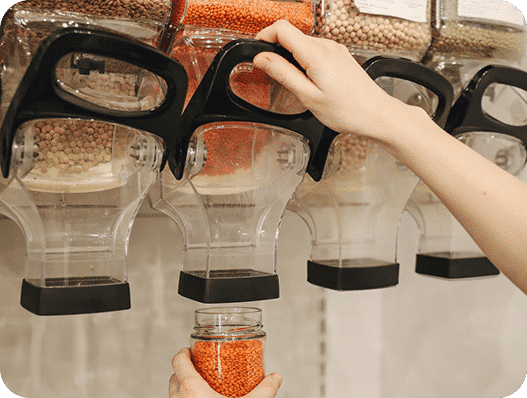 herbruikbare glazen pot vullen met noten of zaden
